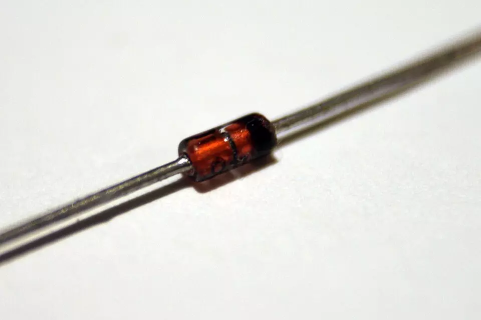 DIODO ZENER 27V 1/2W