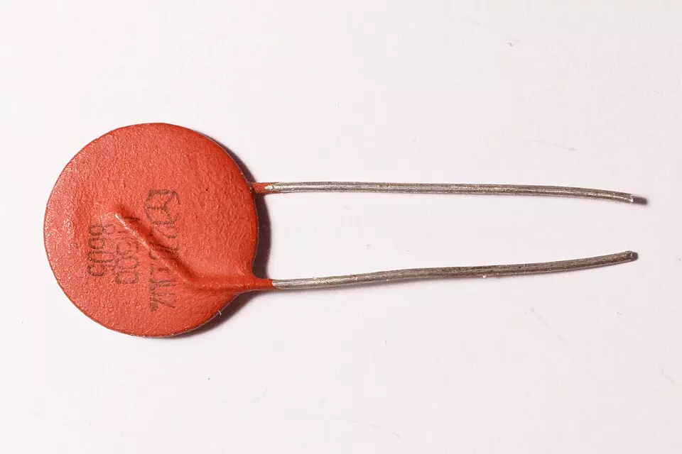 CAPACITOR CERAMICO 4K7 X 2KV